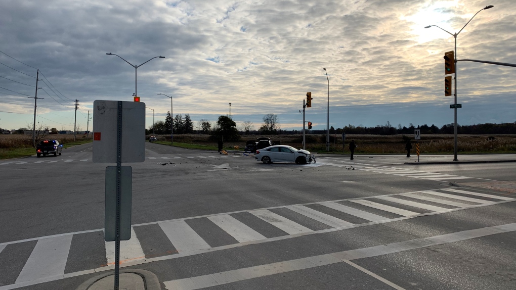 Police investigate a crash at Wonderland and Exeter roads in London, Ont. on Tuesday, Nov. 2, 2021. (Bryan Bicknell / CTV News)