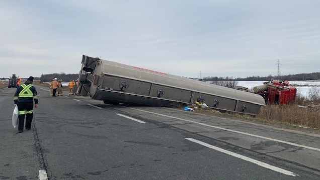 Emergency crews work at the scene of a tanker rollover and fuel spill on Highway 402 in London, Ont. on Wednesday, Dec. 1, 2021. (Jennifer Basa / CTV News)