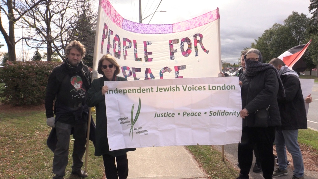 Miles de personas asisten a una vigilia por la silenciosa cadena humana en London, Ontario.